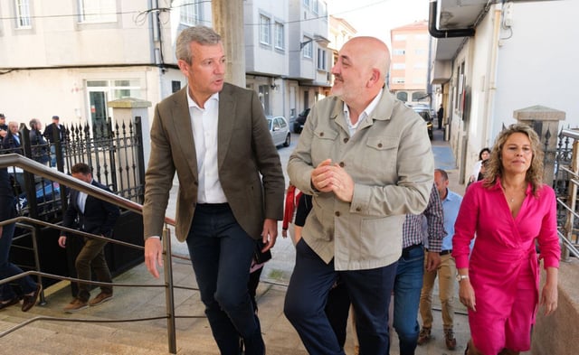 Alfonso Rueda, ayer con el alcalde de Ares, Julio Iglesias. |  David Cabezón