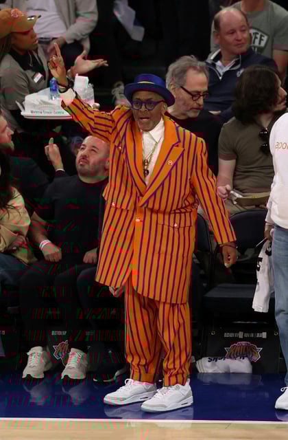 Le réalisateur Spike Lee, fan des Knicks, soutient son équipe lors du match 5 de finale de conférence contre les Indiana Pacers le 29 mai 2025 au Madison Square Garden à New York