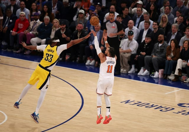 Jalen Brunson, le meneur des Knicks, shoote à trois points lors du match N.5 de la finale de conférence Est en NBA contre les Indiana Pacers le 29 mai 2025 au Madison Square Garden à New York