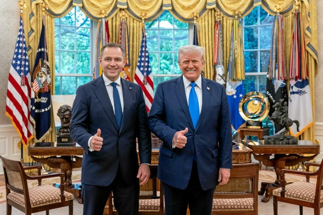 Le candidat polonais Karol Nawrocki en compagnie de Donald Trump dans le bureau ovale de la Maison Blanche, le 1er mai 2025. 
