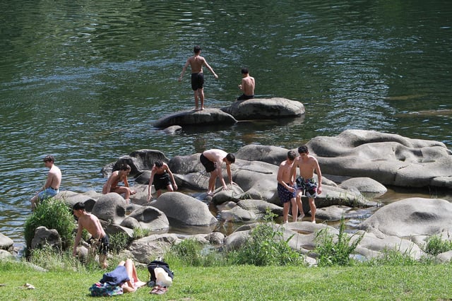Ourense calor y altas temperaturas bañistas orillas del rio Miño.
