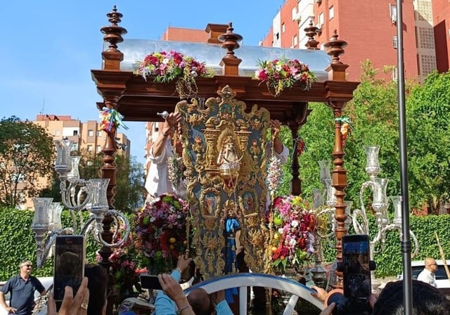 Momento de la salida de la hermandad del Rocío de Montequinto (Dos Hermanas)