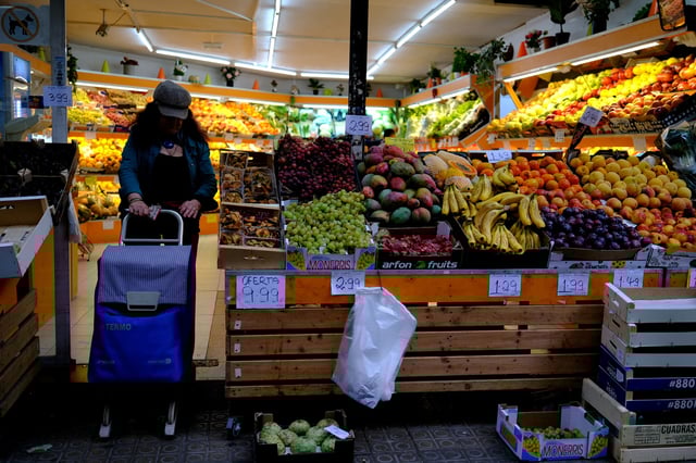 A customer pushes a shopping trolley at a fruit and vegetable market in Barcelona, Spain October 15, 2024. REUTERS/Nacho Doce/File Photo