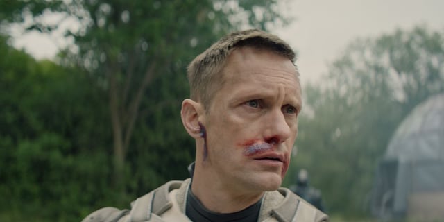 Murderbot (Alexander Skarsgard) with a bloodied and bruised face and a worried expression in Episode 4