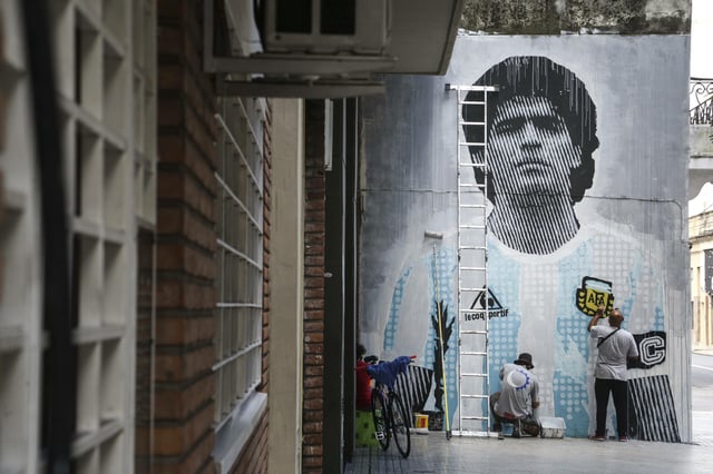 Diego Maradona ist 2020 verstorben. Auf Wandbildern lebt er für viele seiner Fans weiter.