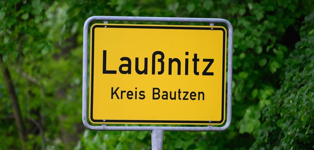 In einem Waldstück bei Laußnitz in Ostsachsen haben Polizeibeamte die Leiche einer 21-Jährigen gefunden