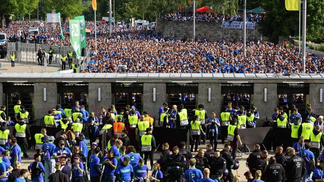 Tausende Fans von Arminia Bielefeld warten auf den EInlass zum DFB-Pokalfinale