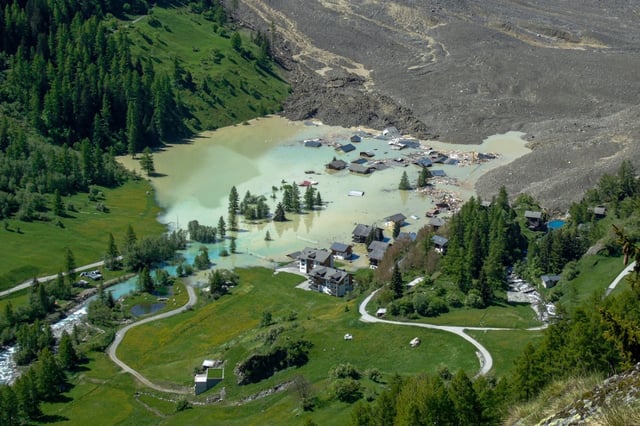 Le village de Blatten, détruit par un glissement de terrain après l'effondrement du glacier du Birch et le lac artificiel qui s'est formé, le 29 mai 2025 dans les Alpes suisses