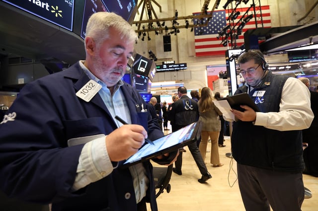 Traders work on the floor at the New York Stock Exchange (NYSE) in New York City, U.S., April 24, 2025. REUTERS/Brendan McDermid/File Photo