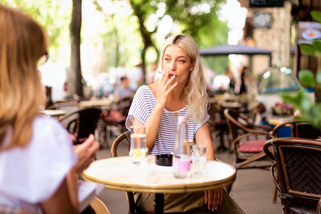 Il restera autorisé de fumer aux terrasses des restaurants et des cafés.