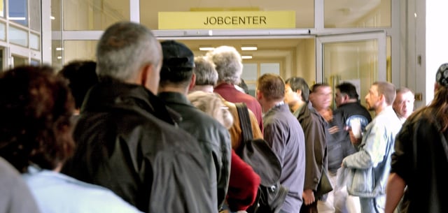 Menschen in Schlangen vor dem Jobcenter der Arbeitsagentur in Berlin-Wedding