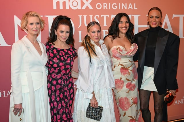(g-d) Les actrices Cynthia Nixon, Kristin Davis, Sarah Jessica Parker, Sarita Choudhury et Nicole Ari Parker lors lors d'un photocall pour l'avant-première de la série télévisée "And Just Like That..." au théâtre du Lido à Paris, le 28 mai 2025