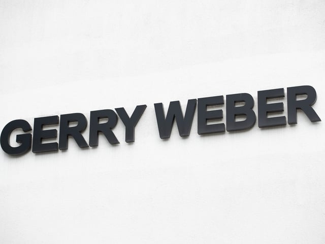 Der Schriftzug «Gerry Weber» ist auf einer Wand am Hauptsitz der Firma zu sehen.