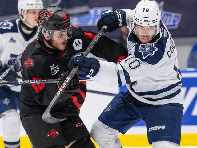 Rimouski Oceanic defenceman Luke Coughlin, right, and Moncton Wildcats forward Alex Mercier battle during a game at the 2025 Memorial Cup in Rimouski, Que., on May 28, 2025. (Vincent Éthier photo)
