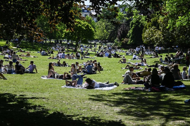 Des Parisiens viennent se rafraîchir sur les pelouses du parc Monceau, le 10 mai 2025.
