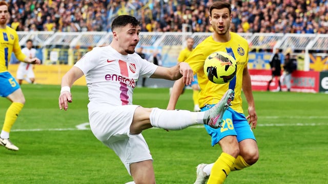 Marko Ilic (l./TSV Havelse) und Laurin von Piechowski (Lok Leipzig) kämpfen um den Ball.