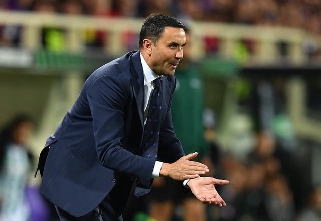Soccer Football - Conference League - Semi Final - Second Leg - Fiorentina v Real Betis - Stadio Artemio Franchi, Florence, Italy - May 8, 2025 Fiorentina coach Raffaele Palladino REUTERS/Jennifer Lorenzini/File Photo