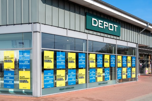 Schleswig, die Filiale der insolventen Deko-Handelskette DEPOT der Gries Deco Company GmbH in Schleswig. Im Bild: Das Logo als Firmenschild an der Fassade ueber den Schaufenstern, in denen zahlreiche Plakate haengen die ueber die Schliessung informieren und auf denen reduzierte Ware angeboten wird. +++ Nur fuer redaktionelle Nutzung +++ Only for editorial use +++