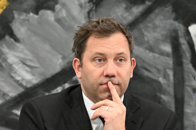 Bundesfinanzminister Klingbeil hat den Ökonomen Jens Südekum zu seinem persönlichen Berater gemacht. Der 49-Jährige soll Klingbeil in "makroökonomischen Fragen" beraten.