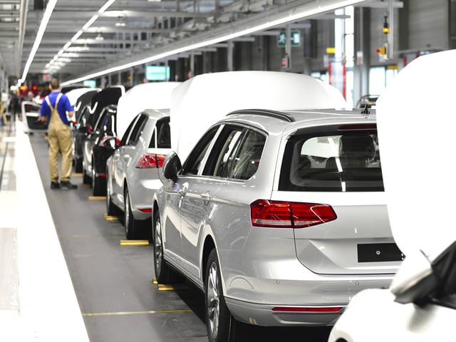 Deutsche Autobauer wie VW zittern vor Materialengpässen - auch wegen der Abhängigkeit von China.