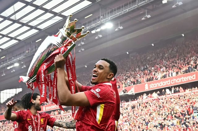 Trent Alexander-Arnold soulève le trophée de champion d'Angleterre remporté avec Liverpool, le 25 mai 2025 à Liverpool