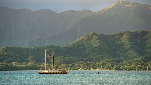 Ein Boot im Meer vor Kaneohe, Hawaii. 