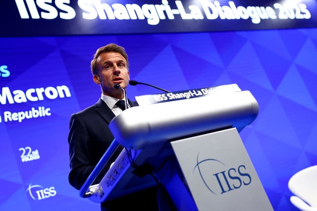 French President Emmanuel Macron delivers the keynote address at the IISS Shangri-La Dialogue security summit in Singapore, May 30, 2025. REUTERS/Edgar Su