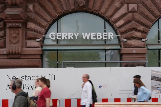Der insolvente Modehersteller Gerry Weber schließt alle seine Geschäfte in Deutschland.