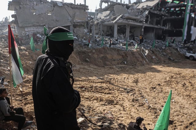 Archivo - Un miembro de Hamás en la Franja de Gaza