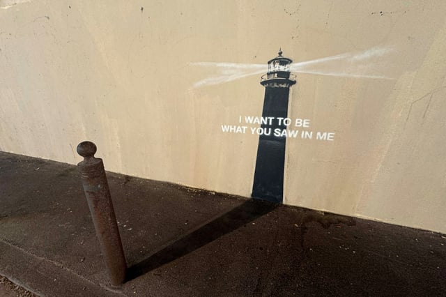 Nach mehreren Monaten der Stille ist der geheimnisvolle Street-Art-Künstler Banksy wieder aufgetaucht: Ein Kunstwerk des Briten wurde in einer unauffälligen Straße in Marseille entdeckt.