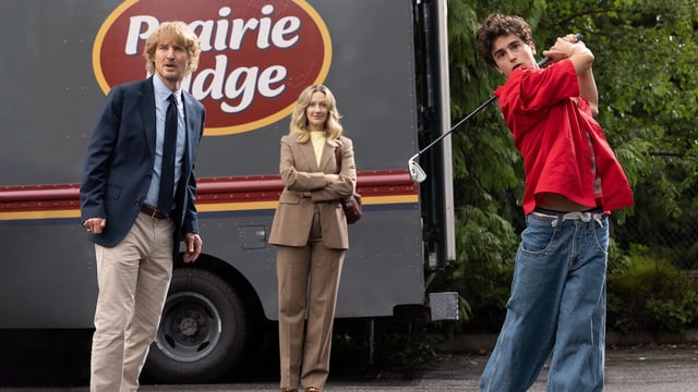 Owen Wilson, Judy Greer and Peter Dager in “Stick" (Apple TV+)