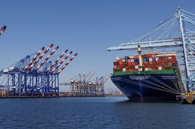 LOS ANGELES, CA - MAY 9, 202: Cargo is loaded onto a container ship on the right while the normally bustling berths sit empty, left,  as Trump's tariff's are plunging volume as much as 35% as ships from China cancel their trips to the Port of Los Angeles on May 9, 2025 in Los Angeles, California.(Gina Ferazzi / Los Angeles Times via Getty Images)