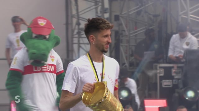 Der VfB Stuggart auf dem Schlossplatz.