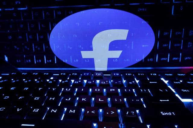 A keyboard is placed in front of a displayed Facebook logo in this illustration taken February 21, 2023. REUTERS/Dado Ruvic/Illustration/File Photo