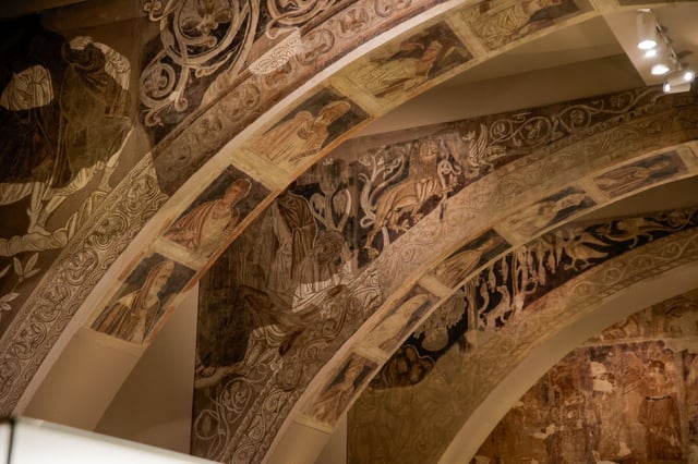 Detalle de las pinturas murales del Monasterio de Sijena expuestas en el Museu Nacional d’Art de Catalunya