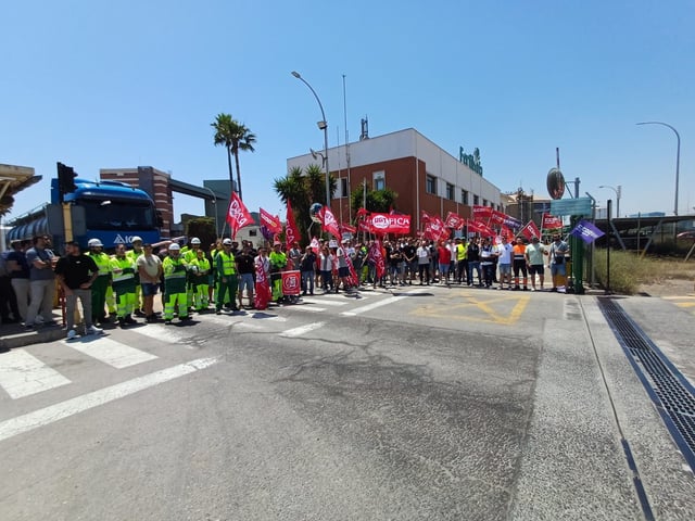 Momento de la concentración en Fertiberia.