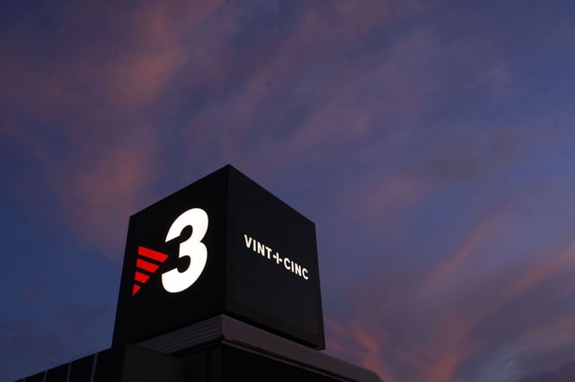 El logo de TV3 en el edificio de Sant Joan Despí.