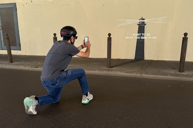 La rue choisie par l’artiste est une discrète artère près de la mer.