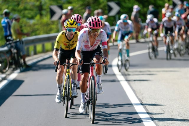 L'Equatorien Richard Carapaz (EF Education - EasyPost), au premier plan, lors de l'ascension du Col De Joux pendant la 19e étape du Giro d'Italie cycliste le 30 mai 2025.