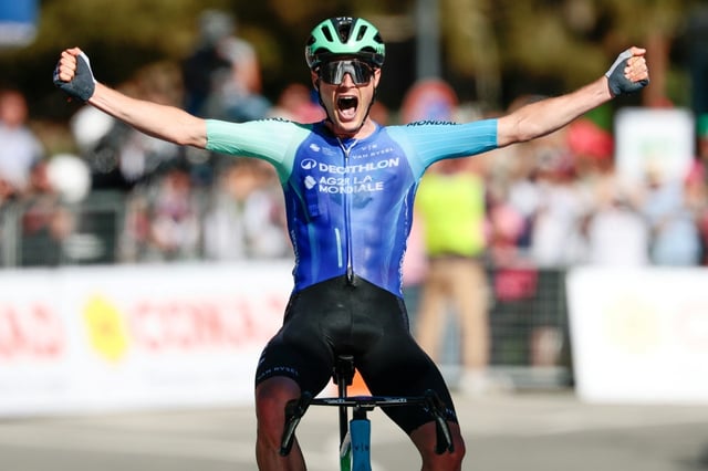 Le Français Nicolas Prodhomme (Decathlon AG2R La Mondiale) franchit en vainqueur la ligne d'arrivée de la 19e étape du Giro d'Italie à Champoluc (Italie) le 30 mai 2025.