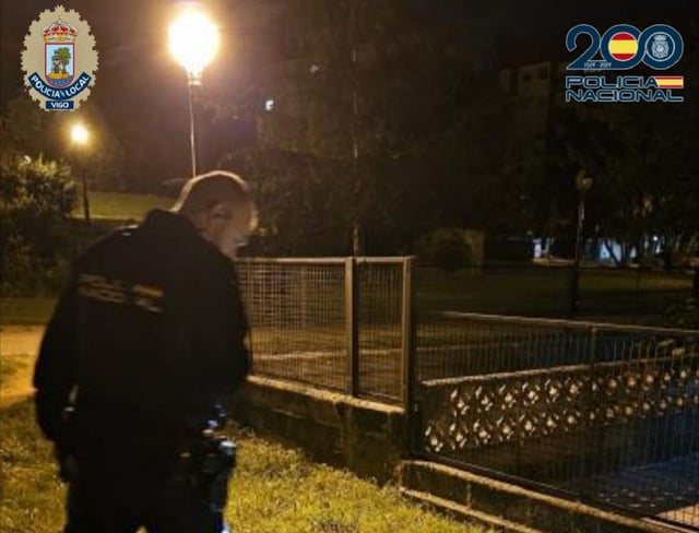 Un agente observa el lugar donde apareció el cuchillo