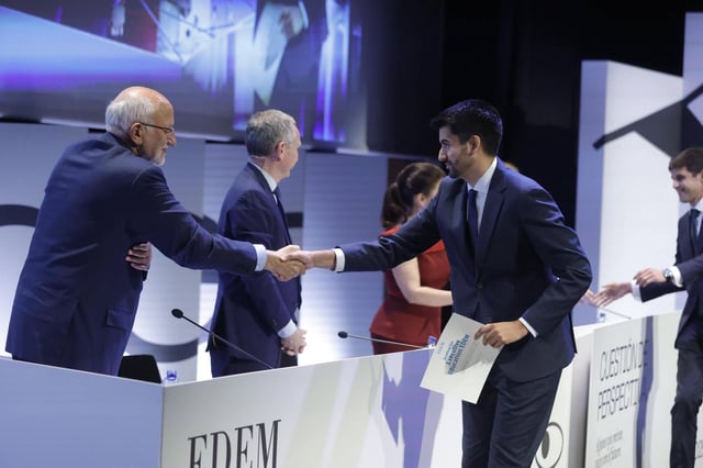 Juan Roig, saluda a uno de los graduados del acto de EDEM.