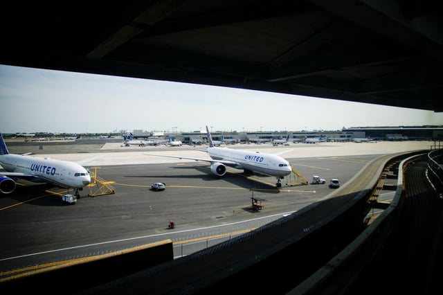 Planes are seen at the tarmac after an air traffic control outage, bringing flights to a standstill at Newark Liberty International Airport in Newark, New Jersey, U.S., May 12, 2025. REUTERS/Eduardo Munoz/File Photo