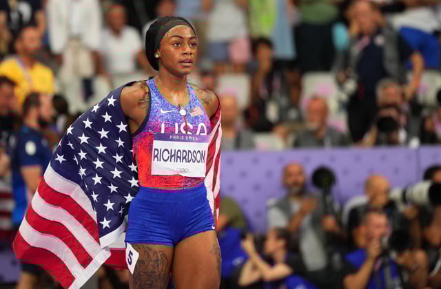 Paris 2024 Olympics - Athletics - Women's 4 x 100m Relay Final - Stade de France, Saint-Denis, France - August 09, 2024. Sha'Carri Richardson of United States celebrates with her national flag after winning gold. REUTERS/Aleksandra Szmigiel