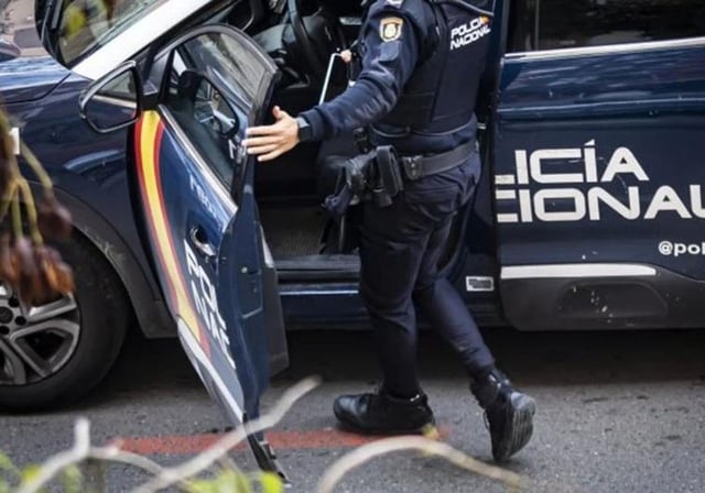 Un agente de Policía junto a un coche en una imagen de archivo
