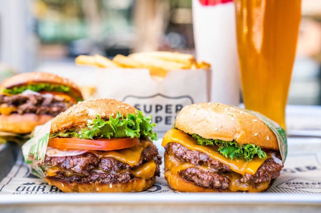 Super Duper Burgers in San Francisco’s Marina District has been temporarily shut down after a health inspection uncovered rodent droppings and sanitation issues.