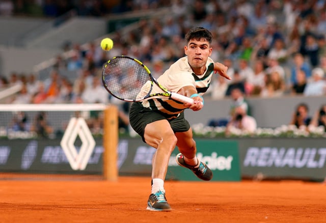 Tennis - French Open - Roland Garros, Paris, France - May 30, 2025   Spain's Carlos Alcaraz in action during his third round match against Bosnia's Damir Dzumhur REUTERS/Denis Balibouse