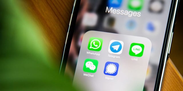 WhatsApp photo and photo quality | iPhone with messaging apps folder