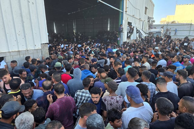 Palästinenser belagern eine Lagerhalle in Deir Al-Balah