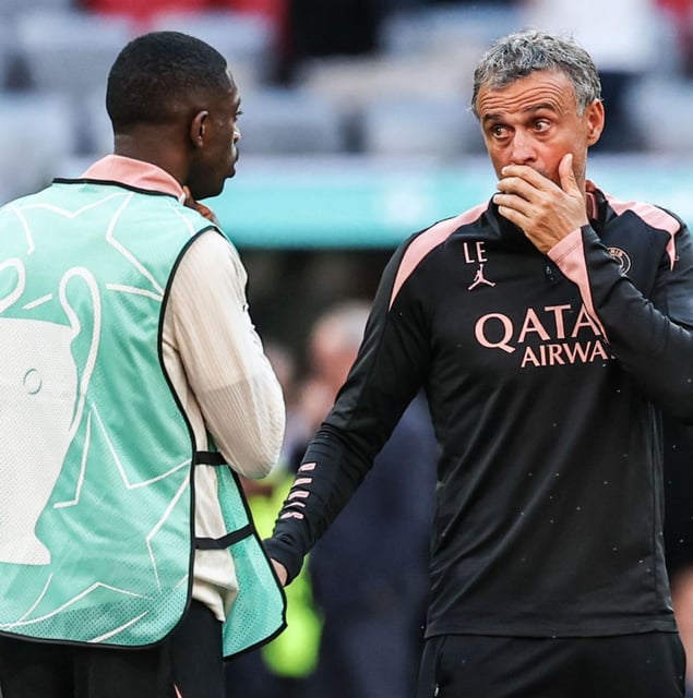 Luis Enrique da indicaciones a Dembelé, en el entrenamiento de ayer. | FILIP SINGER/EFE